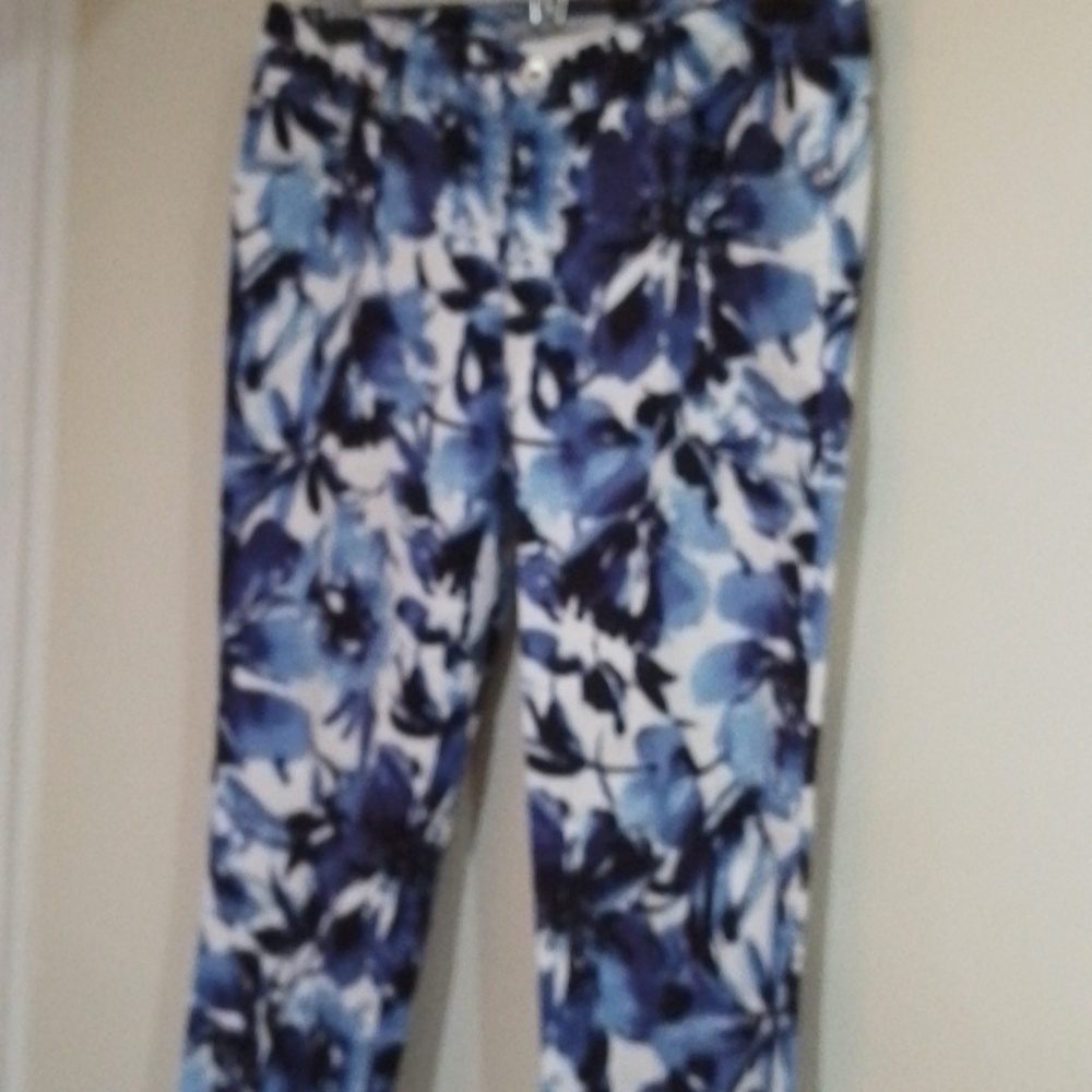 ! A6 Chico's Platinum Denim 0.5 cotton jeans floral pattern